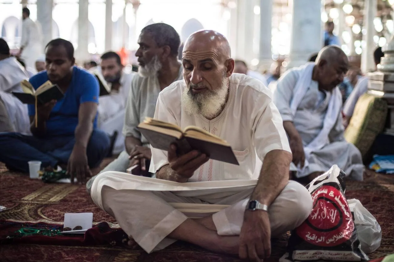 Seorang Muslim Mesir Membaca Al-Qur'An Di Masjid Amr Ibn Al-As Sebelum Lailatul Qadar, Atau Malam Ketetapan, Yang Merupakan Salah Satu Malam Ganjil Dari Sepuluh Hari Terakhir Bulan Ramadan, Di Kairo, Mesir, Pada 13 Juli 2015.