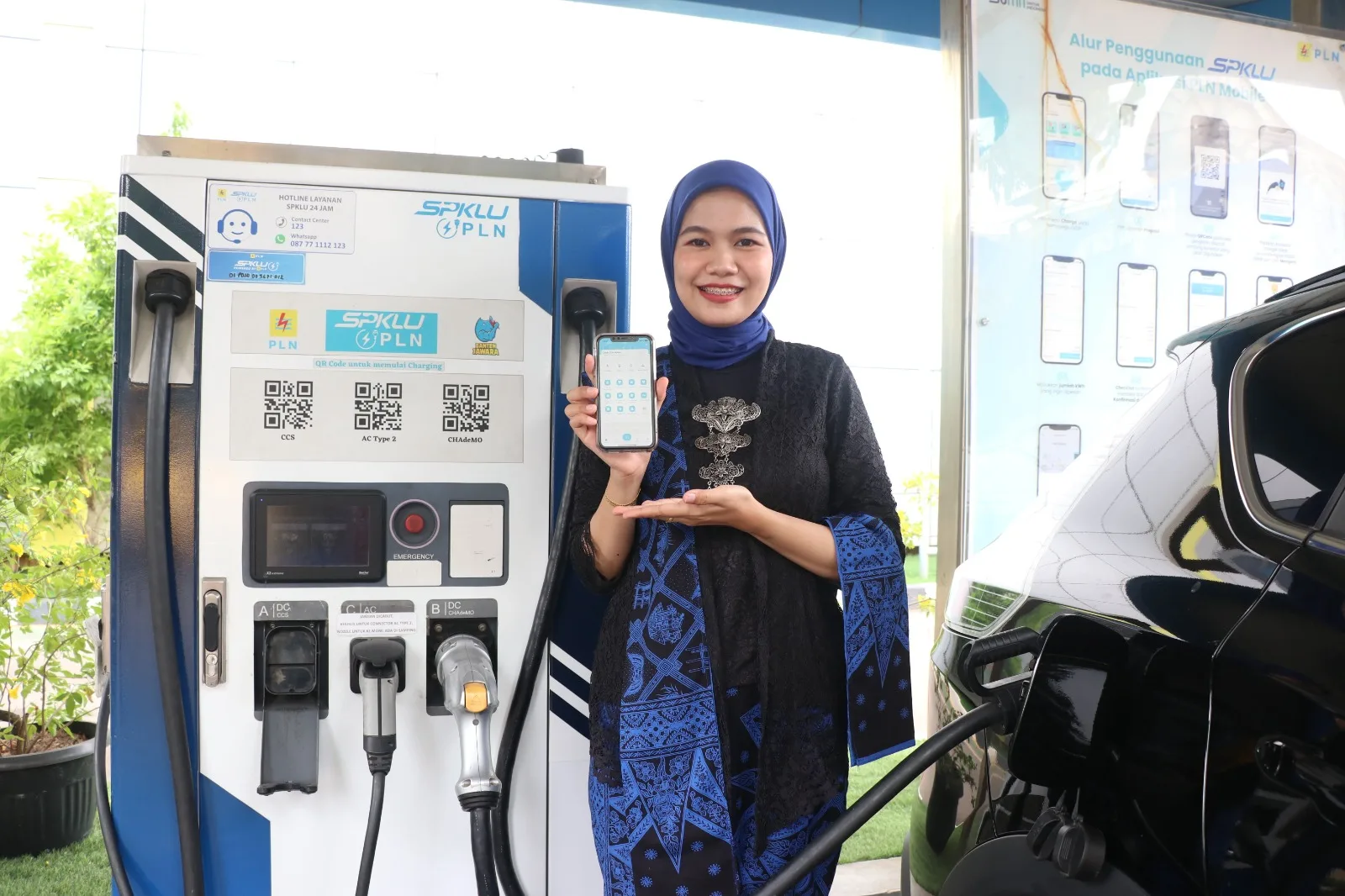 perempuan PLN pakai kebaya,perempuan PLN pakai kebaya Hari Kartini
